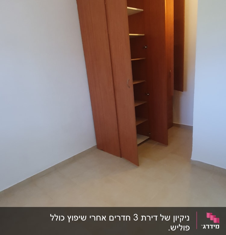 ארון פתוח עם מדפים בחדר ריק